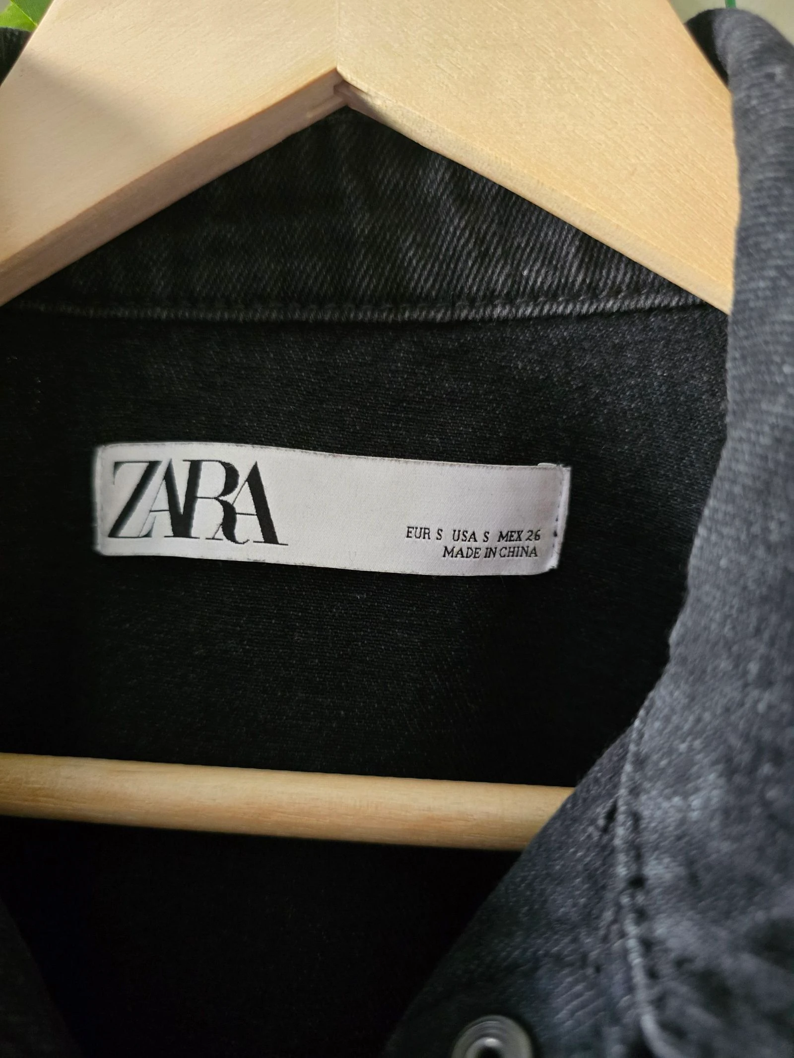 Jaqueta jeans preta oversized com detalhes brilhantes de Zara/tamanho S - estado perfeito. – photo 4